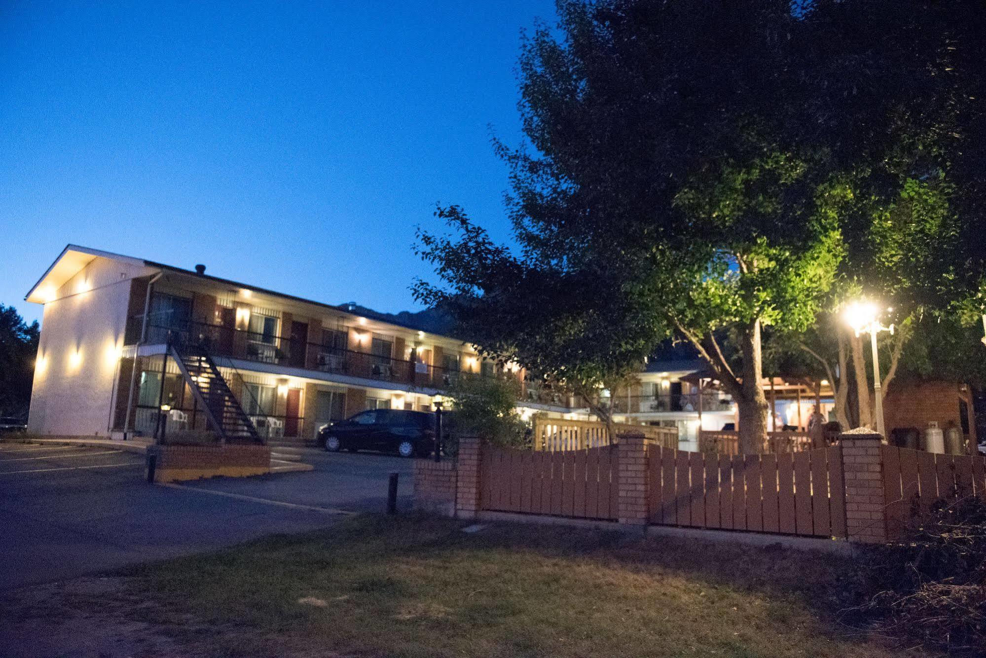 Radium Park Lodge เรเดียมฮอตสปริงส์ ภายนอก รูปภาพ